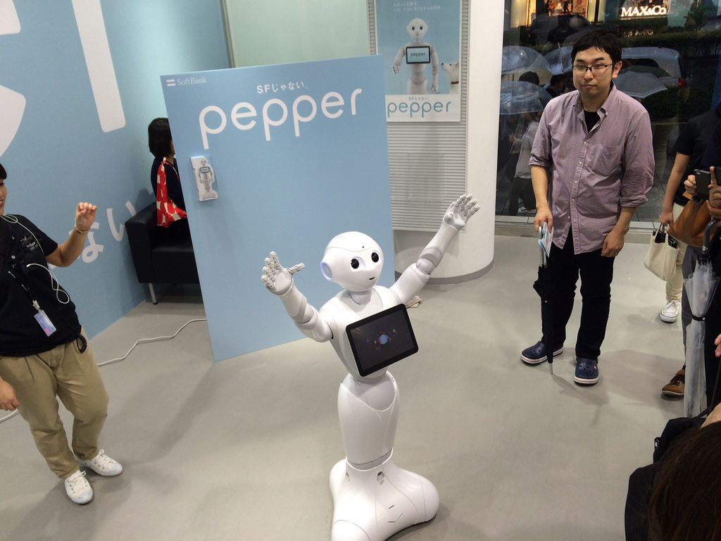 ソフトバンクショップ表参道で接客するロボット「pepper（ペッパー）」を見てきた！