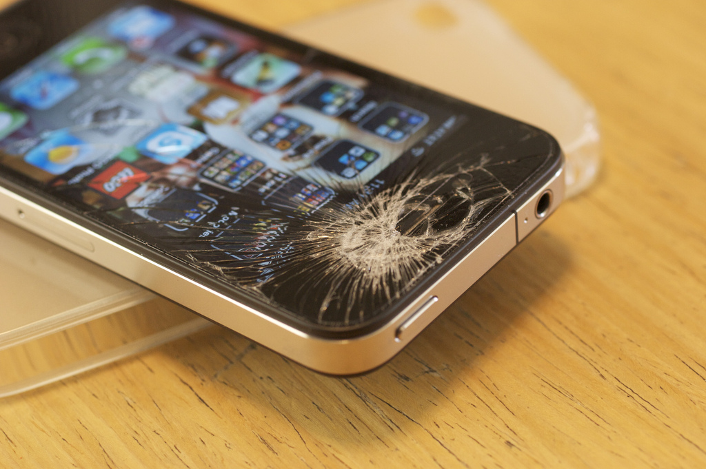 これは凄い！iPhone 6への搭載が噂されるサファイアガラスは石をも砕く！