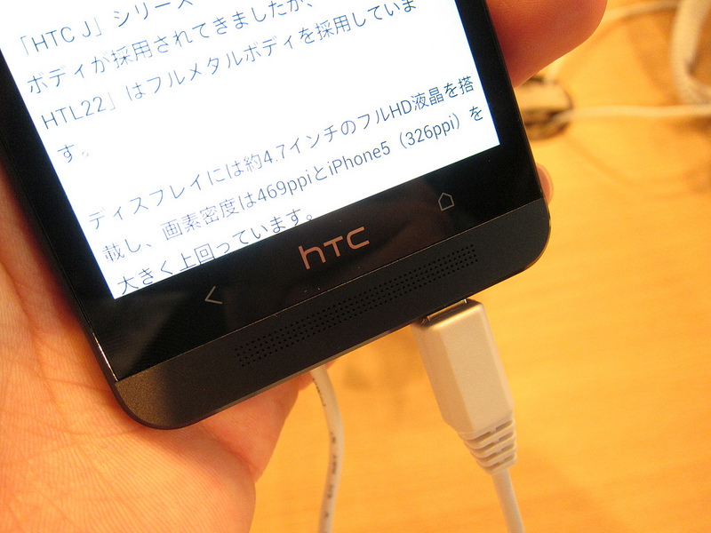 au、HTC J Oneのブラックメタルの発売日を6月下旬以降に延期