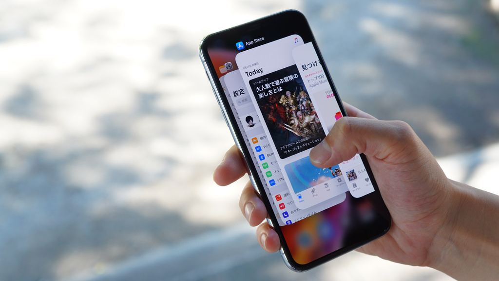 「iPhone XS」でアプリを終了する方法