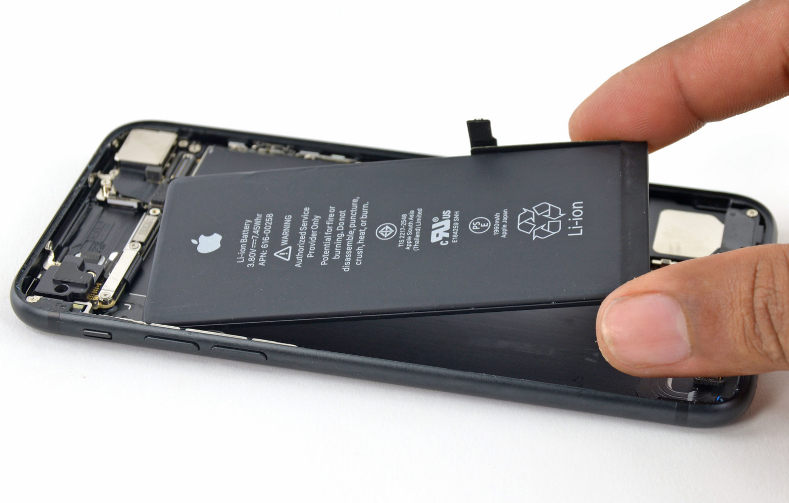 iPhone、電池劣化による性能低下は80%未満の劣化で発症か
