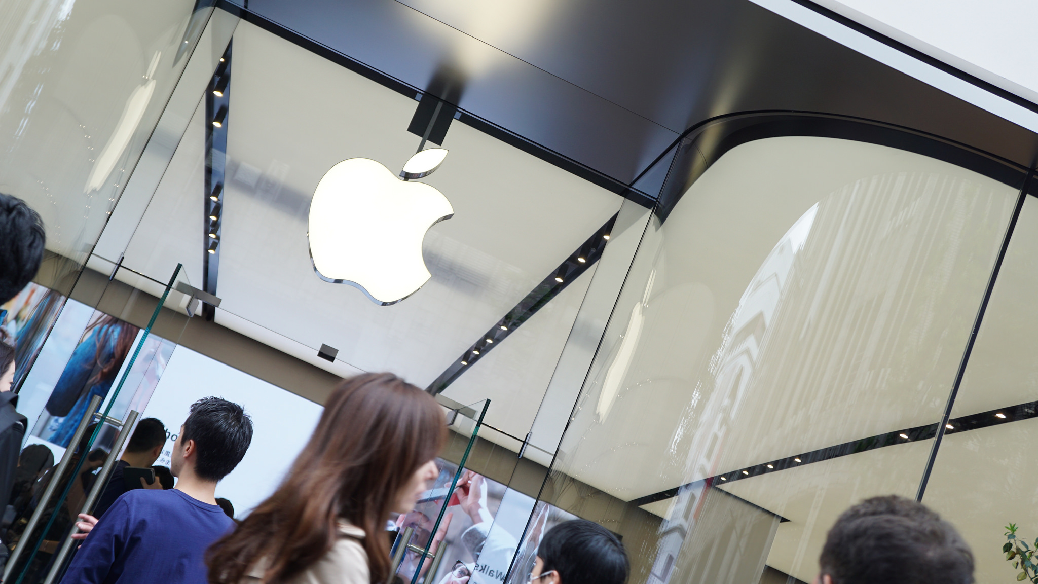 最新デザインのApple Store「Apple新宿」がオープン。1000人の行列、記念品の配布終了