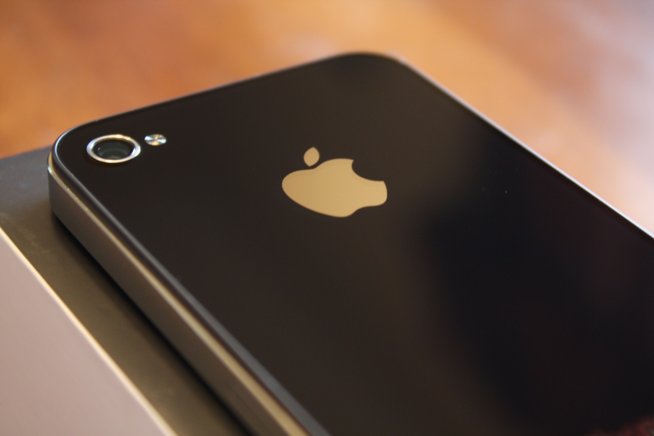 「iPhone 7s」は大幅デザイン変更、iPhone 4のガラスボディ採用か