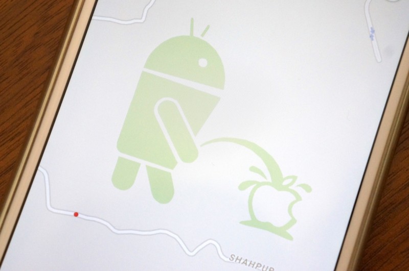 Androidのキャラクターがappleのロゴに排尿する様子がgoogleマップで確認