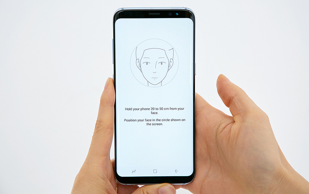 iPhone 8の噂：顔認証「Face ID」は指紋認証よりも高速、机に置いたままでも利用可能に？