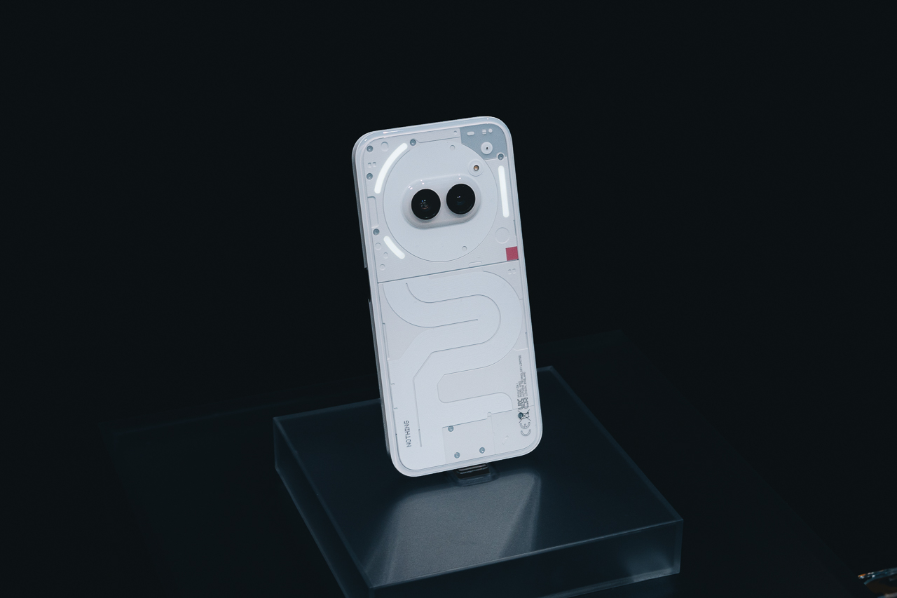 Nothing Phone (2a)の背面に日本製ポリカーボネート樹脂が採用。透明性・硬さなど高評価